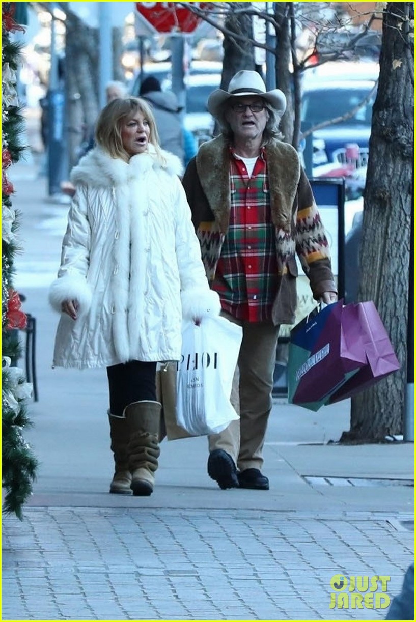 Goldie Hawn & Kurt Russell Arrive in Aspen for the Holidays! Photo
