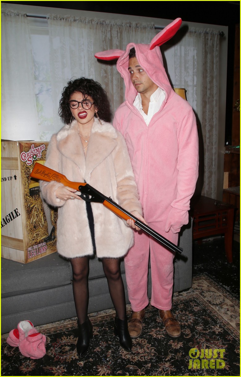 sarah hyland and wells adams recreate a christmas story at toys for tots party 12
