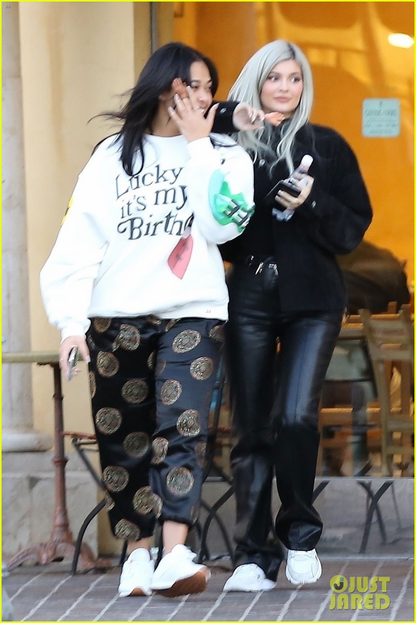kylie jenner jordyn woods play around with tiny hands at lunch 014191187