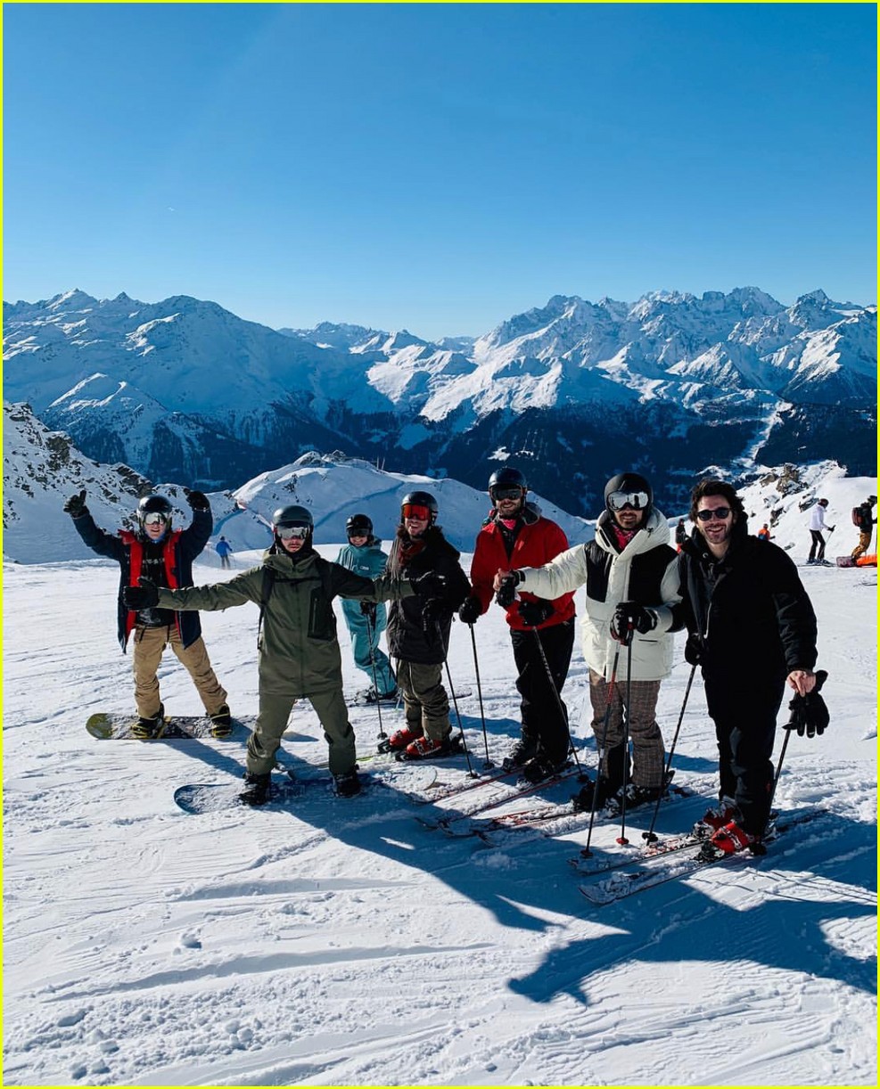 Priyanka Chopra, Nick Jonas, Sophie Turner, & Joe Jonas Share Pics from(02)