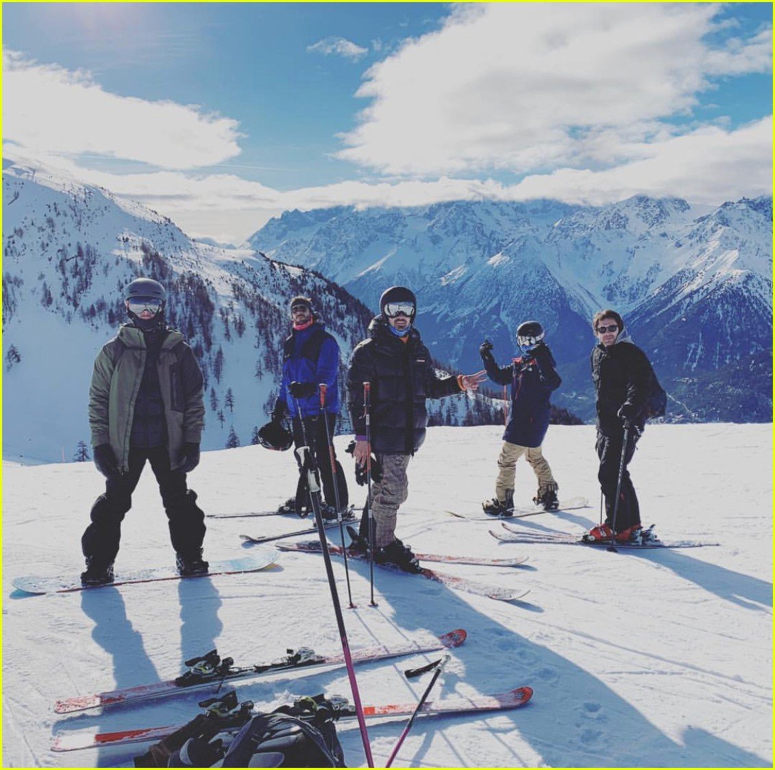 Priyanka Chopra, Nick Jonas, Sophie Turner, & Joe Jonas Share Pics from