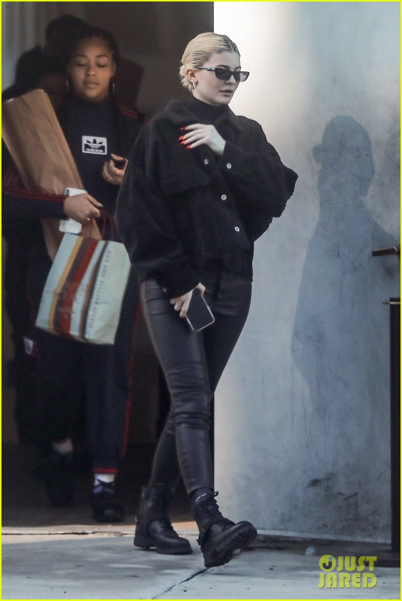 kylie jenner gets some holiday shopping done 014195313