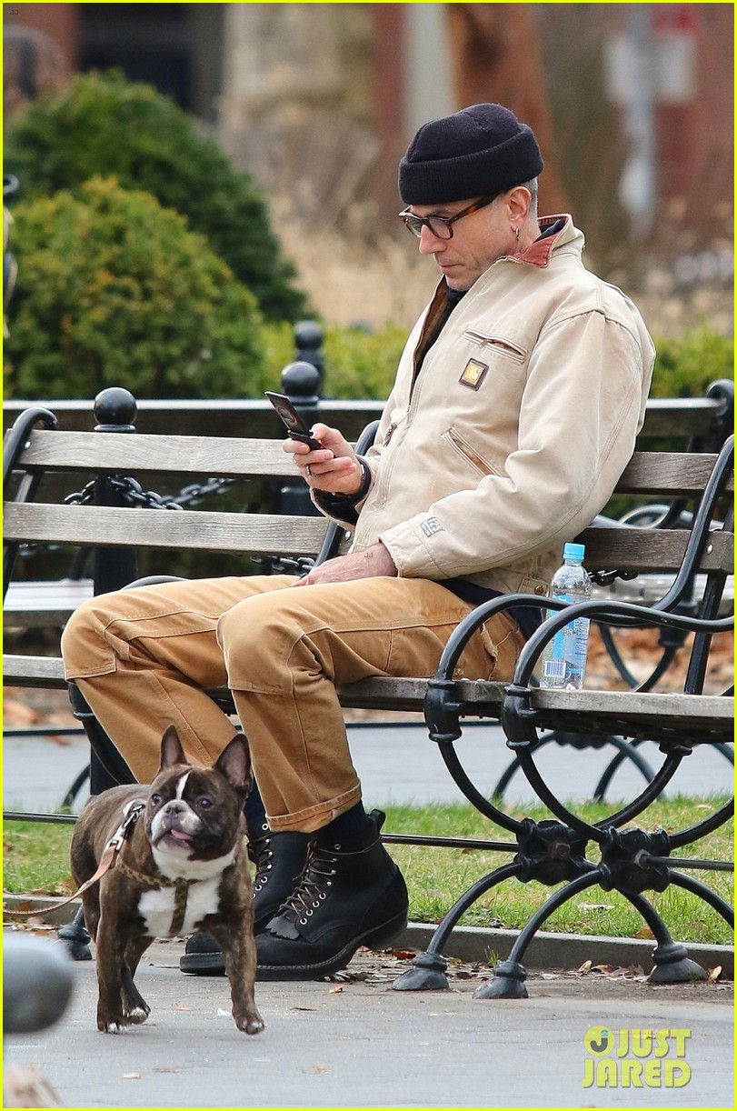 daniel day lewis enjoys some quiet time on new york park bench 024192549