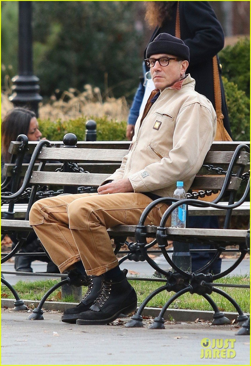 daniel day lewis enjoys some quiet time on new york park bench 044192551