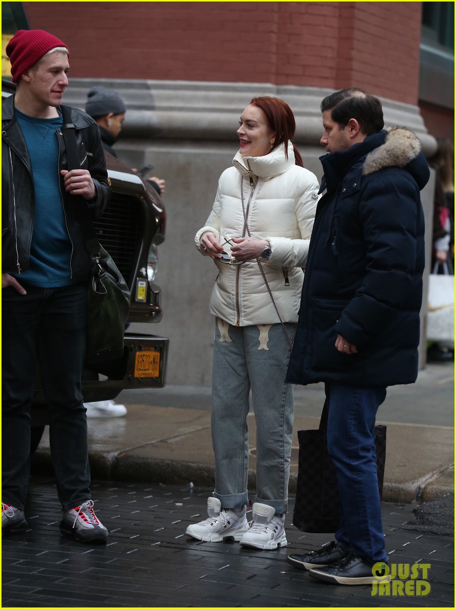 lindsay lohan hangs out with friends in nyc 01
