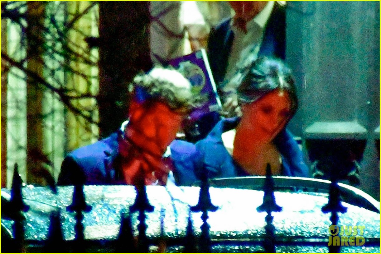 meghan markle shows off growing baby bump at christmas carol service with prince harry 054193568