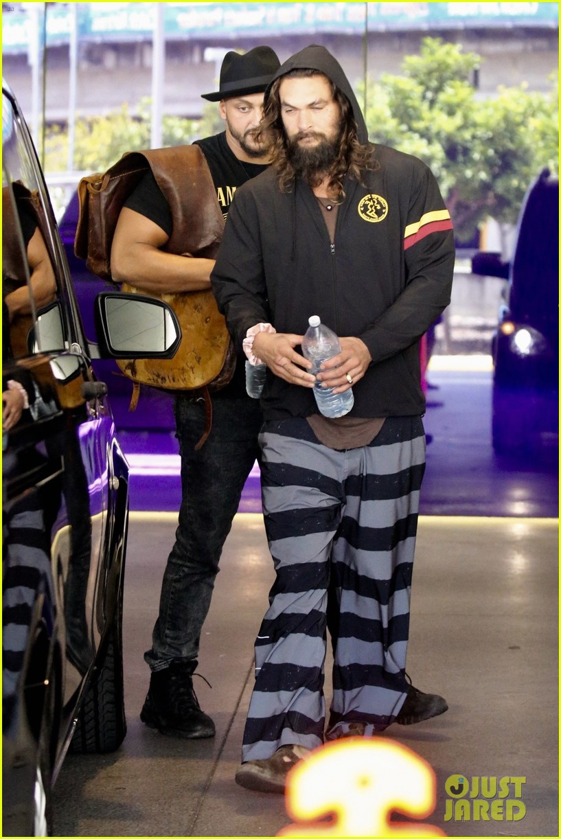jason momoa dons striped pants while touching down in brisbane 054199735