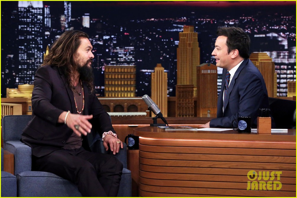 jason momoa jimmy fallon face off in trident throwing contest 014195157