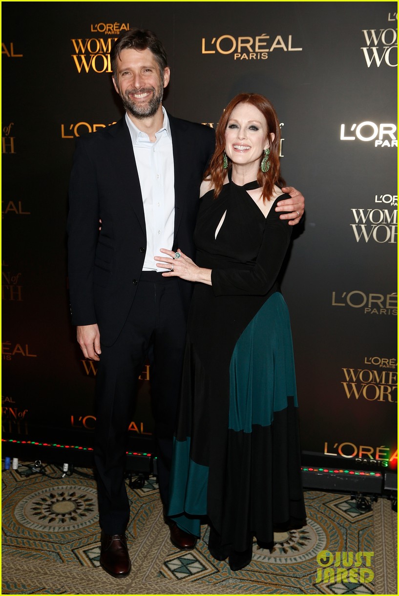 julianne moore is joined by bart freundlich at women of worth 054194252