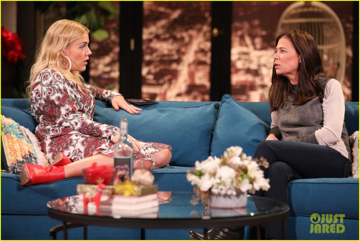 maura tierney stole a picture of oprah winfrey for busy philipps 03