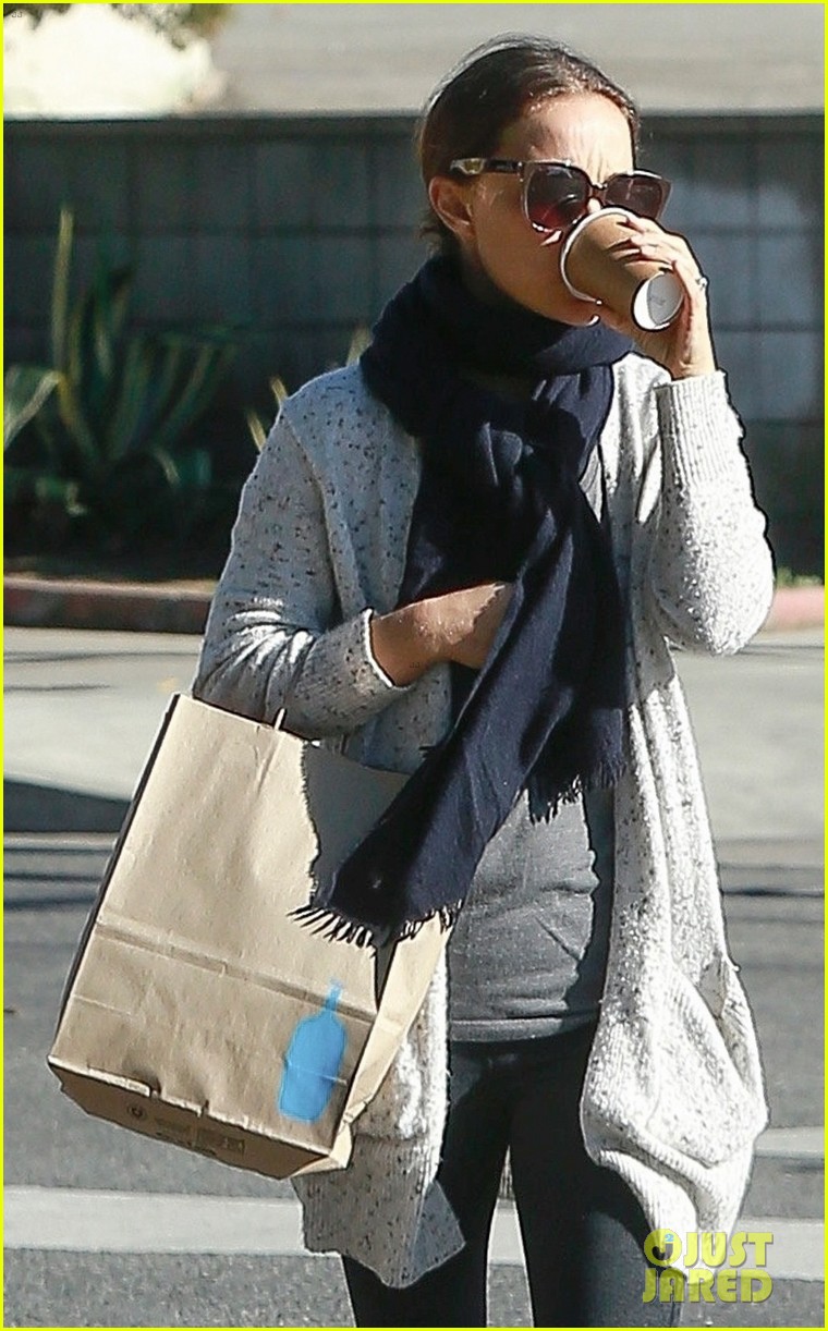 natalie portman keeps it cozy for trip to the grocery store 044203300