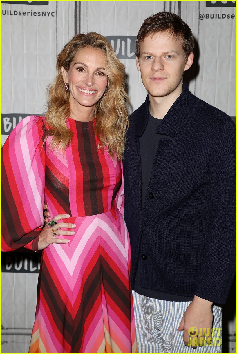 julia roberts had lucas hedges bond with her family before filming ben is back 06