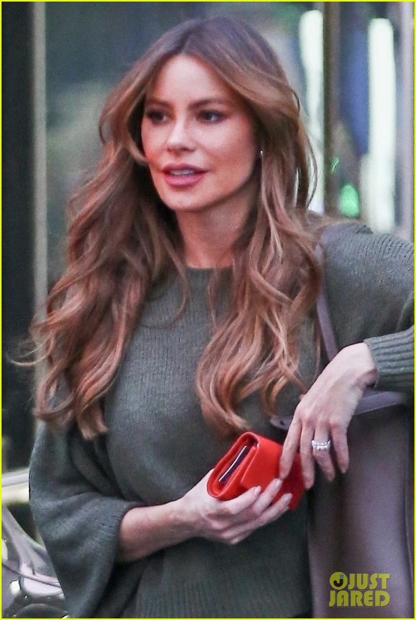 sofia vergara does some jewelry shopping in beverly hills 024199040
