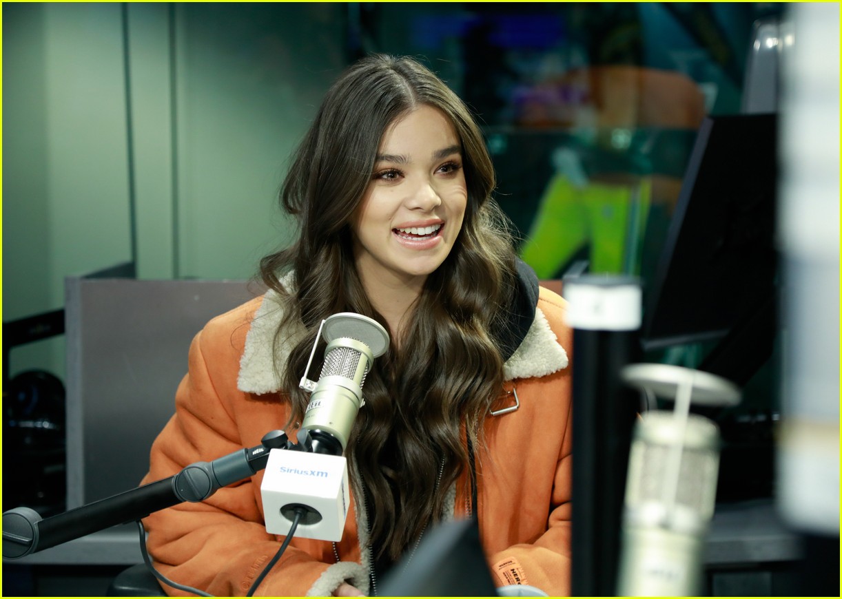 hailee steinfeld talks new music and conquering her fears on bumblebee set 014201259