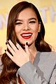 hailee steinfeld dons plunging grey pantsuit for spider man spider verse photo call 08