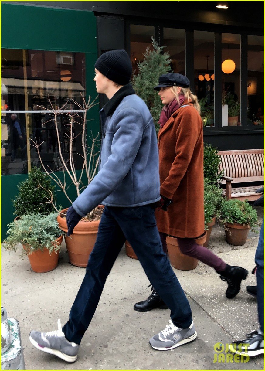 Taylor Swift & Joe Alwyn Hold Hands in Rare Photos! Photo 4203607