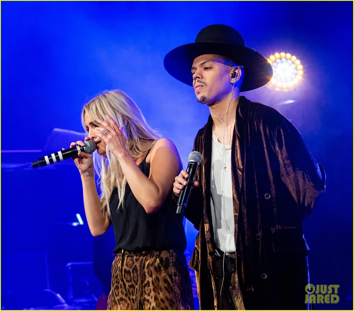 Ashlee Simpson & Evan Ross Share a Kiss on Stage During Their Concert