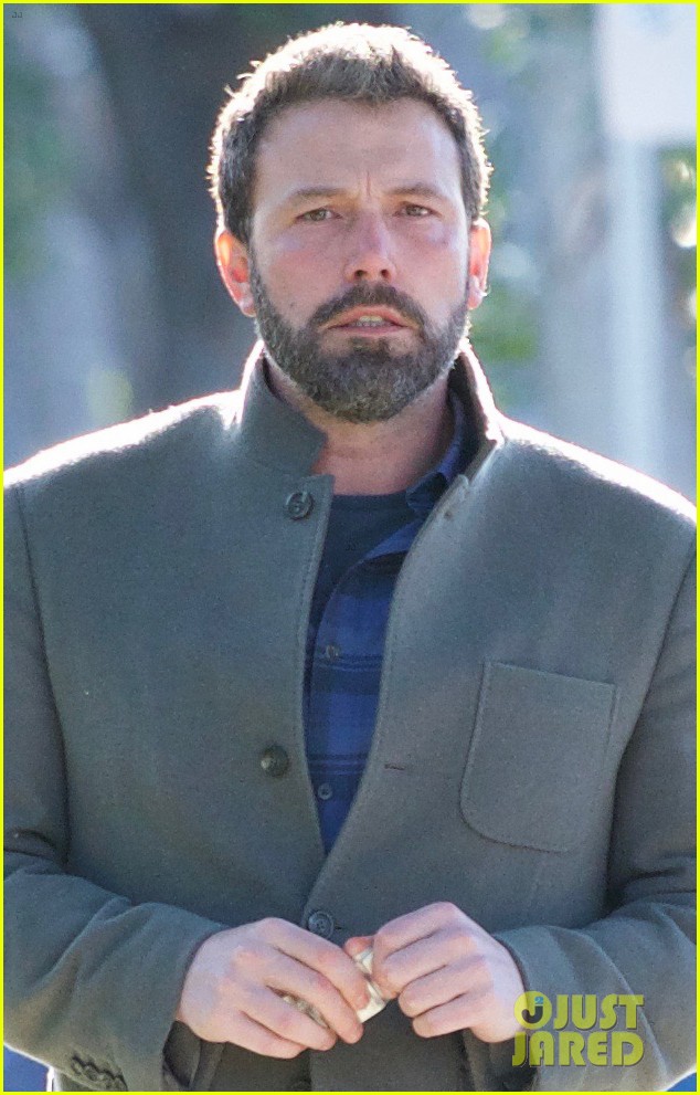 ben affleck steps out for solo lunch in los angeles 02