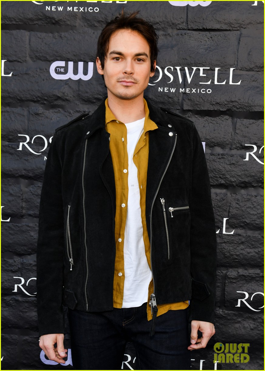 tyler blackburn joins jeanine mason nathan parsons at roswell new mexico premiere 034210010