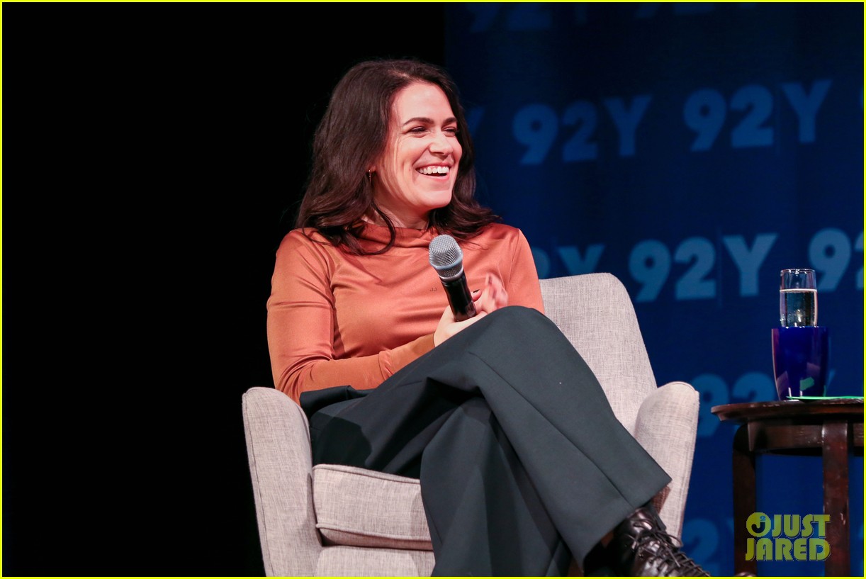 abbi jacobson ilana glazer are campaigning for darcy carden 024219292