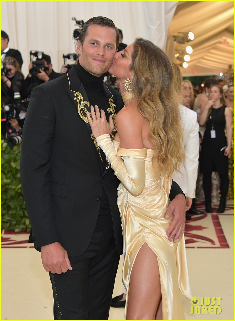 Tom Brady & Wife Gisele Bundchen's Cutest PDA Moments Over the Years