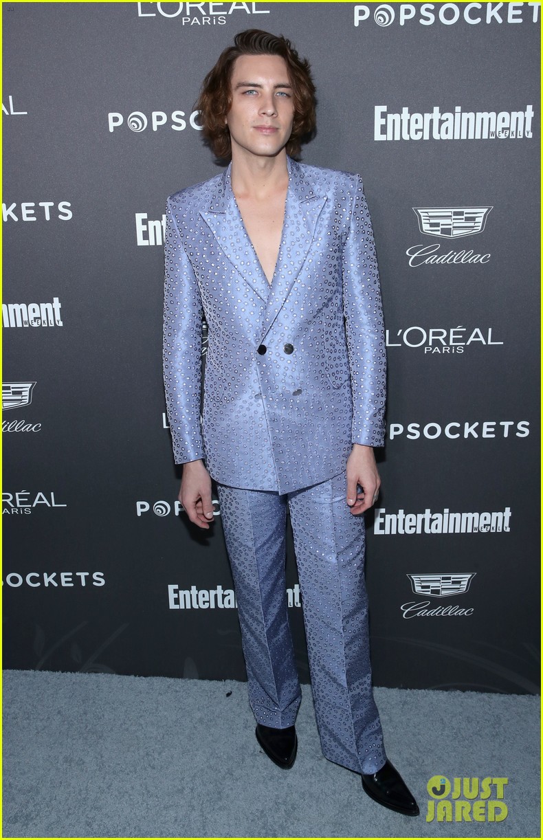 darren criss henry golding looks so suave at ew pre sag party 014217299