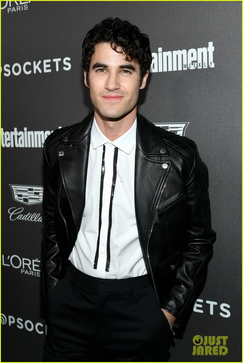 darren criss henry golding looks so suave at ew pre sag party 03