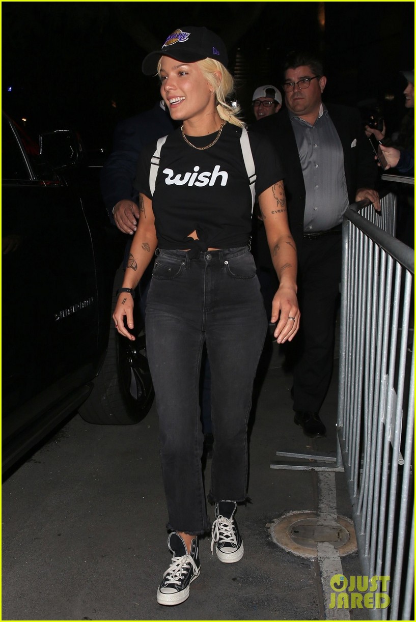 halsey shows off longer blonde hairdo at lakers game 05