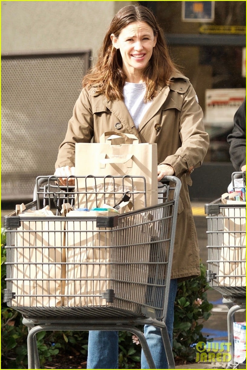 Jennifer Garner Is All Smiles While Running Errands in LA! Photo