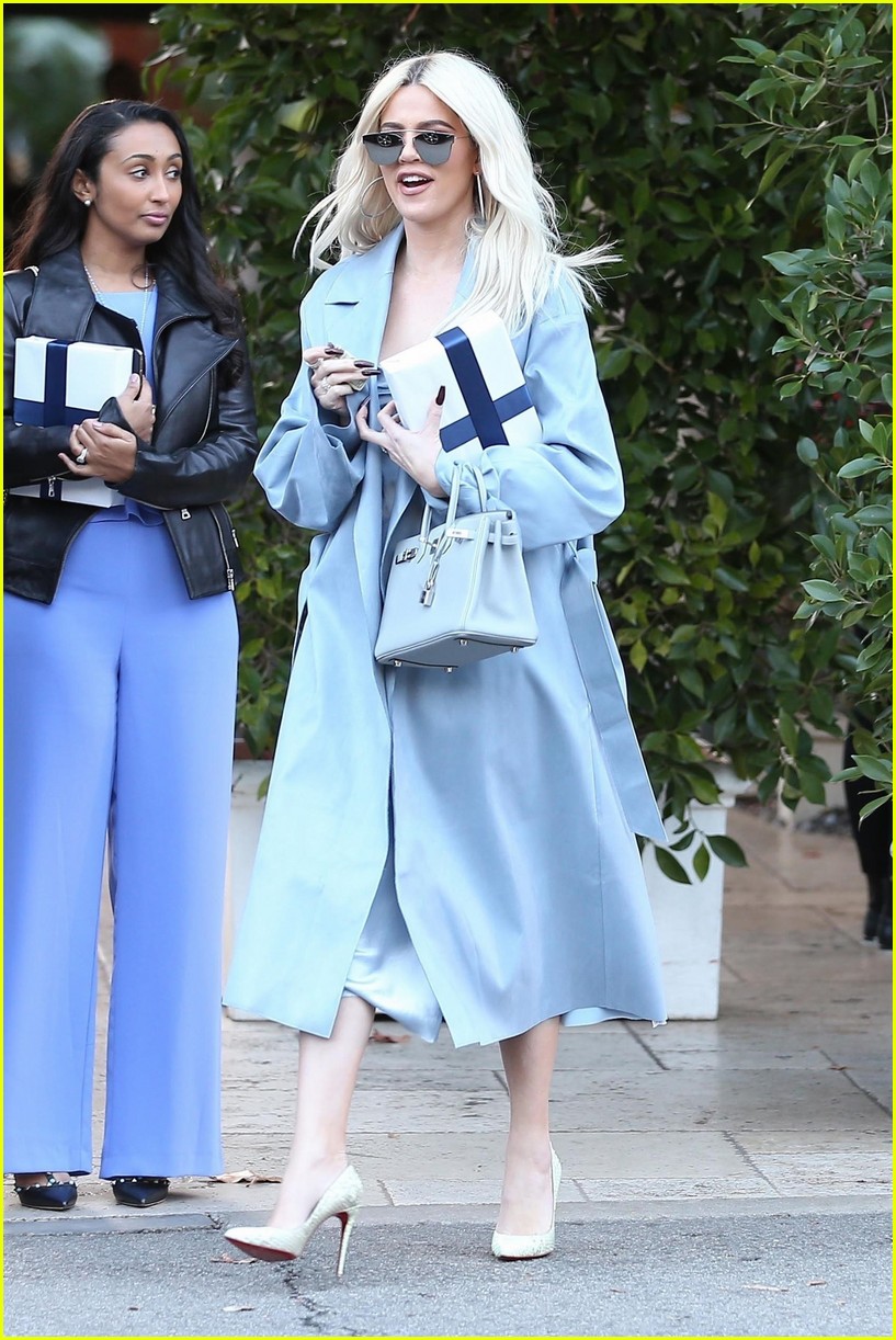 Khloe Kardashian, Kris Jenner, & Scott Disick Grab Lunch While Filming(02)