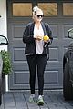 kate upton picks lemons in her yard 02