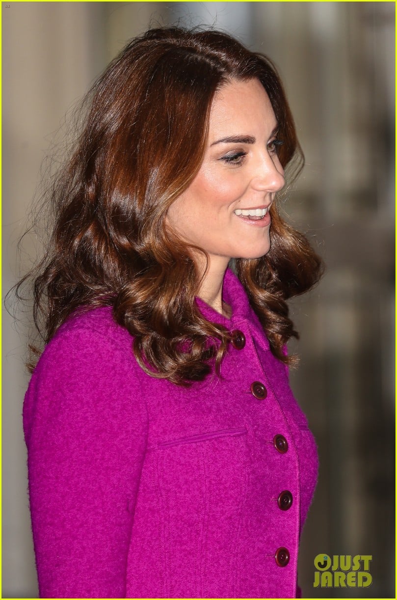 Kate Middleton Visits Royal Opera House to Learn About Costumes(02)