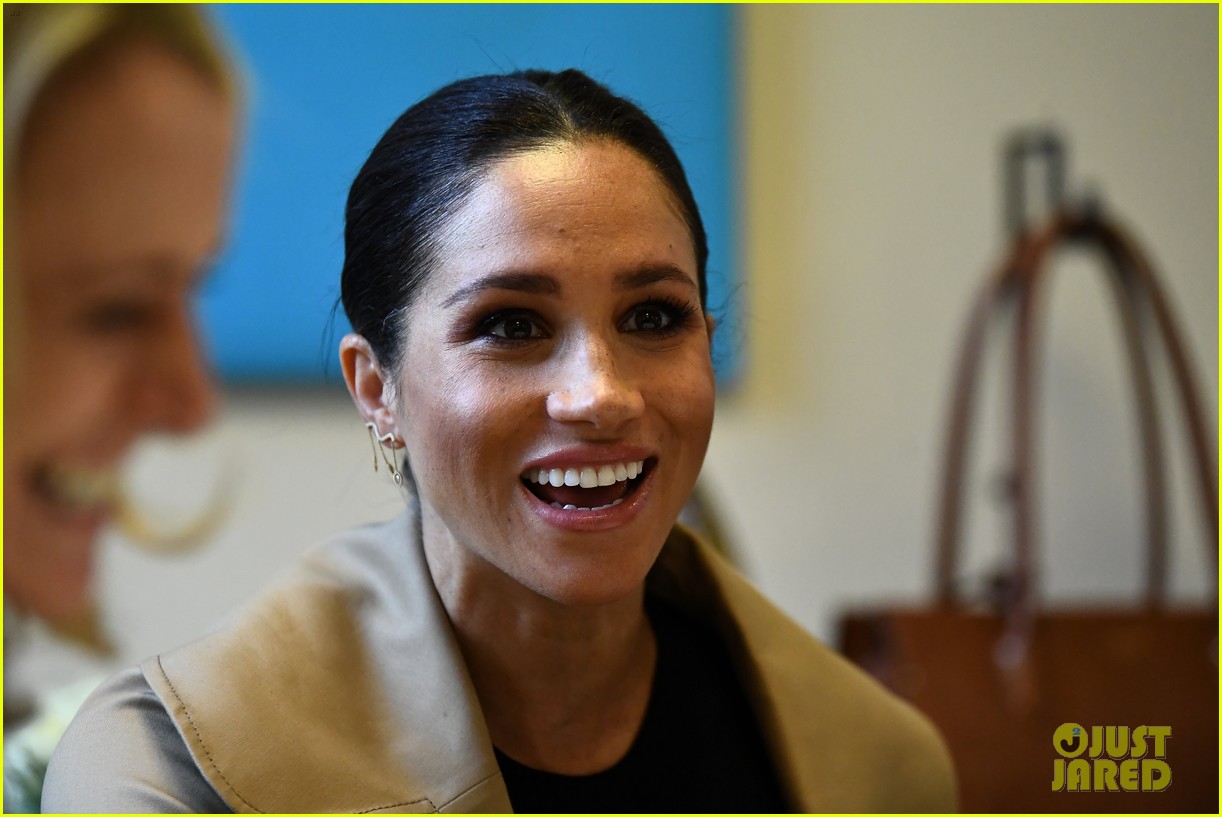 Meghan Markle Wears First Maternity Dress During Pregnancy Photo(02)