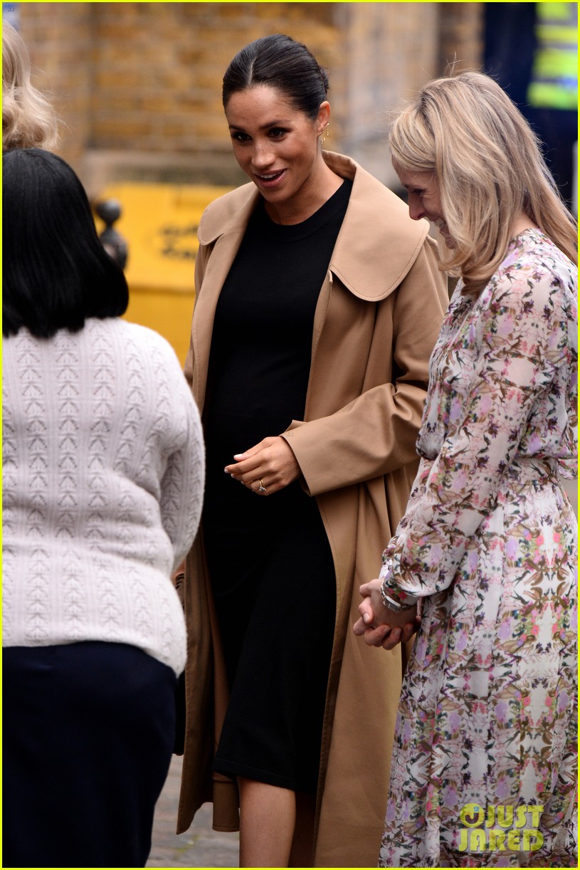 Meghan Markle Wears First Maternity Dress During Pregnancy Photo