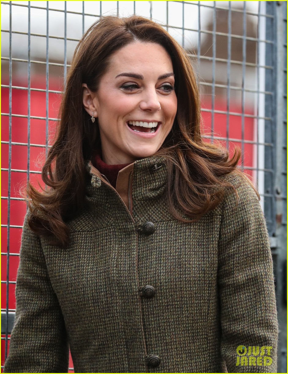 kate middleton isnt sure if the queen eats pizza 06