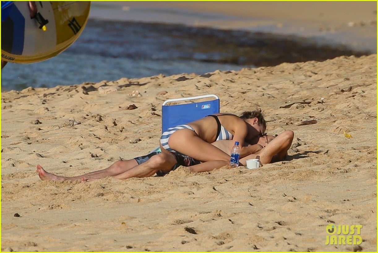 dylan penn boyfriend share kiss on beach in hawaii 034204936