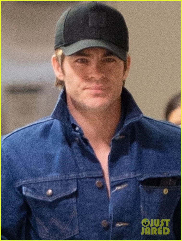chris pine keeps a low profile arriving in nyc 044214410