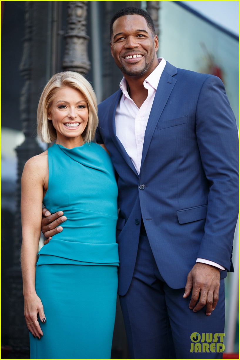 Michael Strahan Reveals He Hasn't Spoken to Kelly Ripa in a 'Long Time(01)