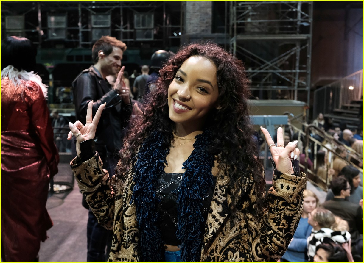 tinashe as mimi in rent live 014217825