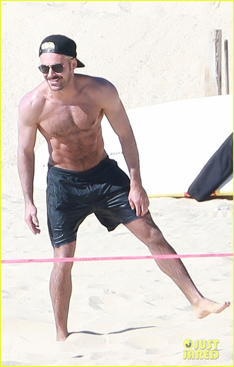 Zac Efron Goes Shirtless While Hitting the Beach With Younger Brother(02)
