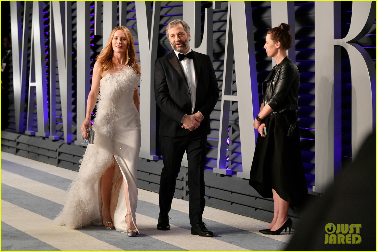 judd apatow snaps photos of leslie mann at vanity fairs oscars 2019 party 01