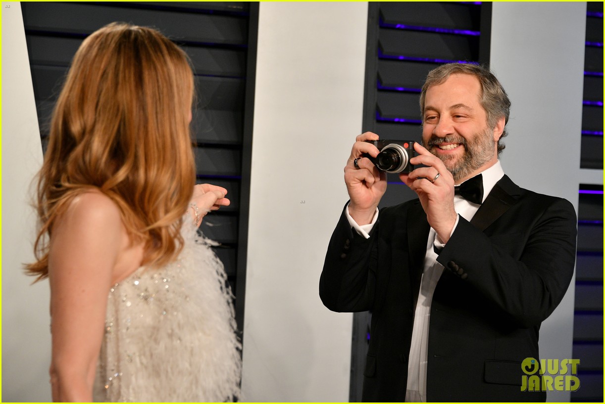 judd apatow snaps photos of leslie mann at vanity fairs oscars 2019 party 164246076