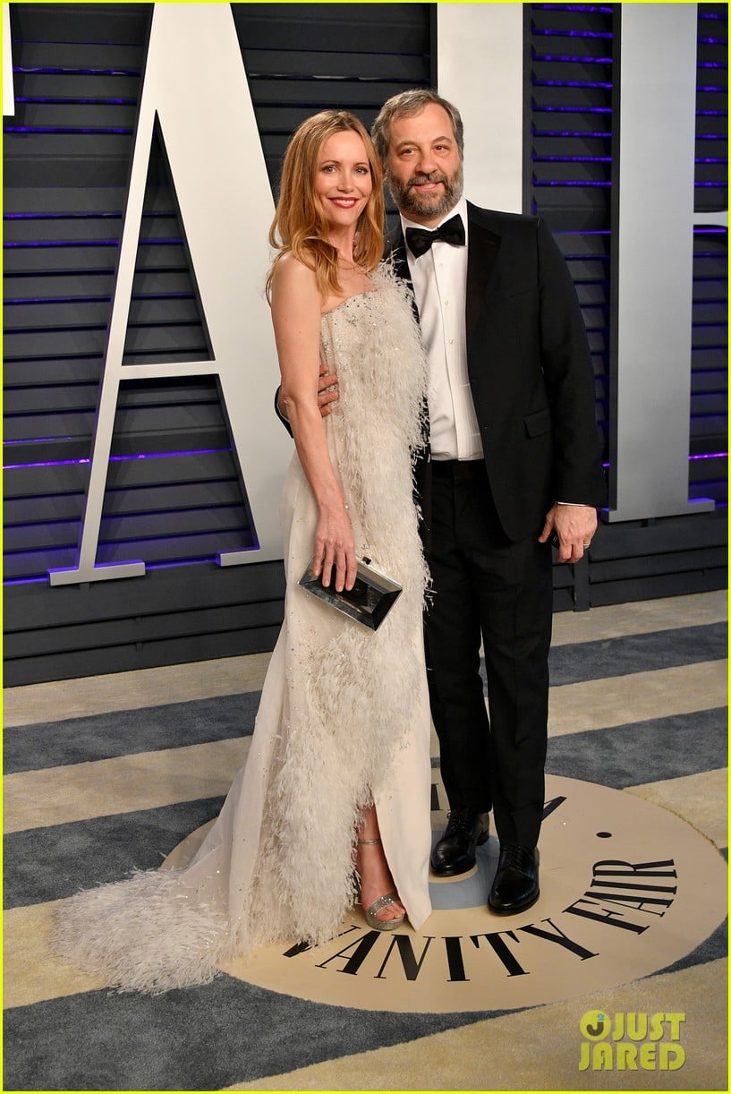 judd apatow snaps photos of leslie mann at vanity fairs oscars 2019 party 224246082