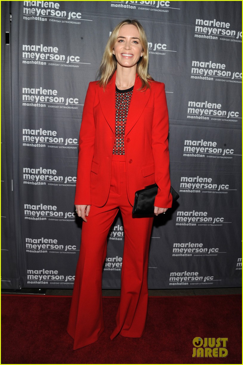 emily blunt emily mortimer reunite at to dust premiere 054224242