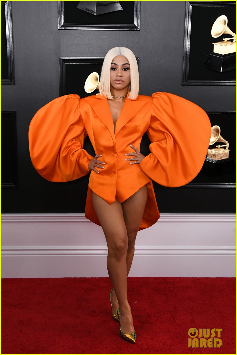 cardi b wows on the red carpet alongside offset at grammys 044236151