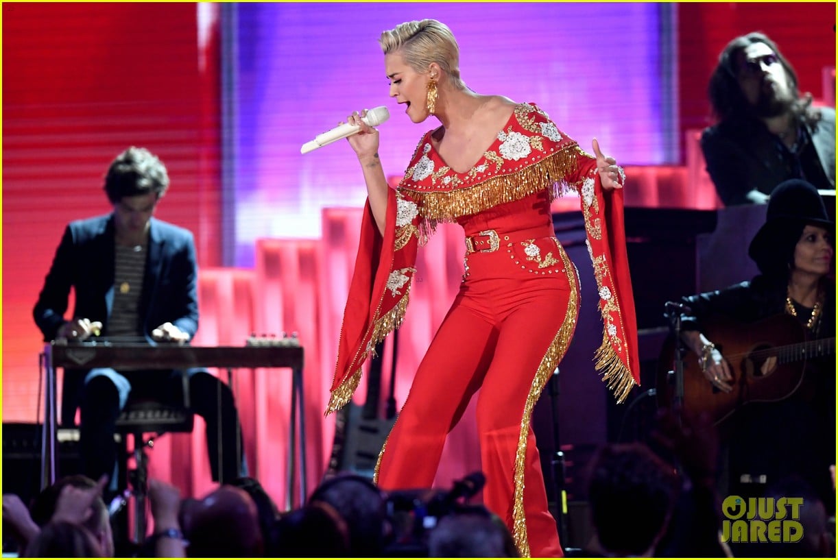 miley cyrus katy perry pay tribute to dolly parton at grammys 02