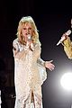 miley cyrus katy perry pay tribute to dolly parton at grammys 04