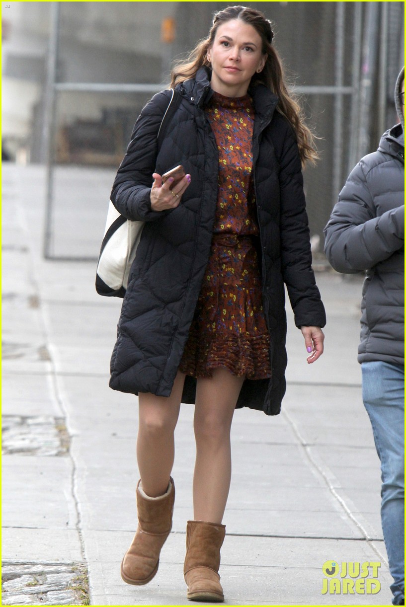 hilary duff films scenes for younger season 6 in new york city 094248113