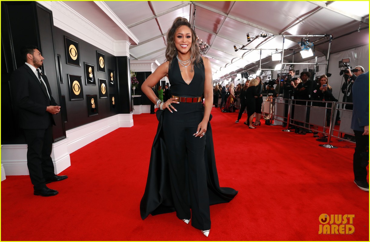 eve slays in black and gold on grammys 2019 red carpet 09