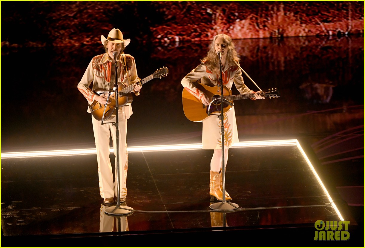 David Rawlings & Gillian Welch Perform 'When a Cowboy Trades His Spurs for Wings' at Oscars 2019